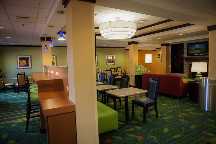 Lounge 21 of 24