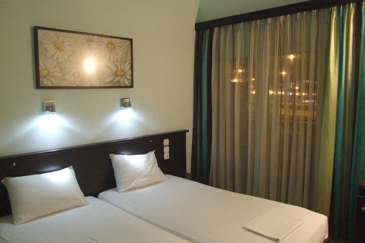 Room 8 of 25