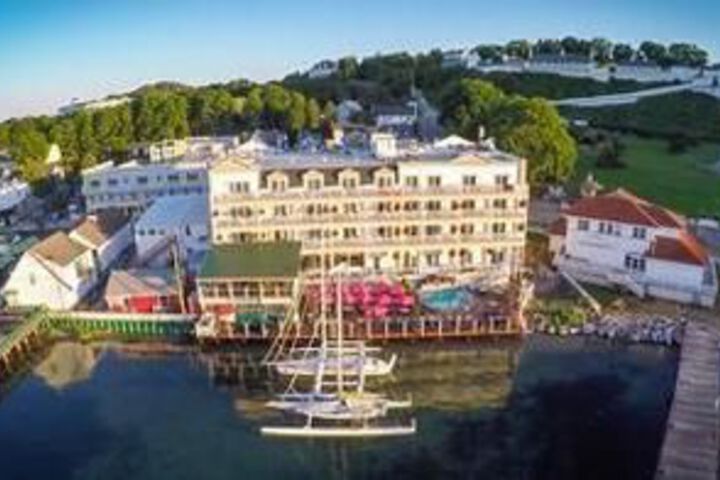 Exterior of Chippewa Hotel Waterfront