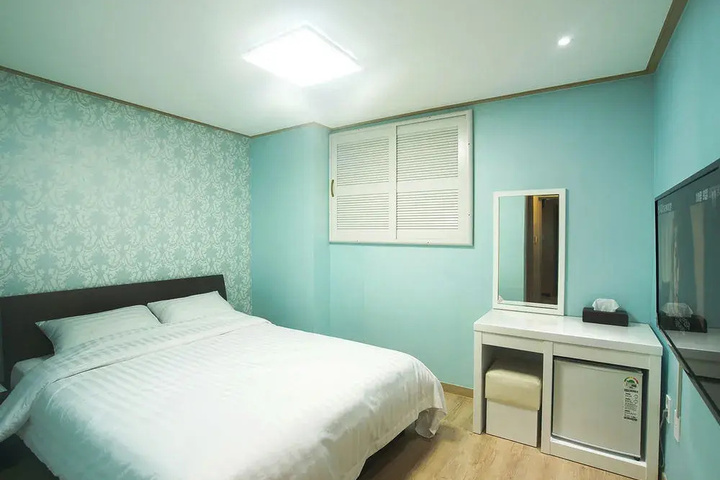 Room 3 of 20