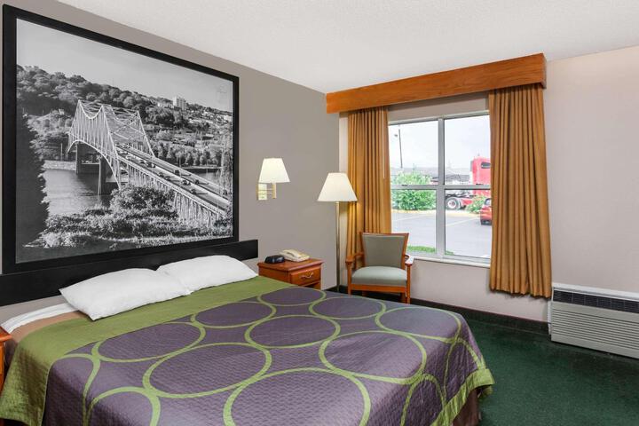 1 Queen Bed (2 of 13)