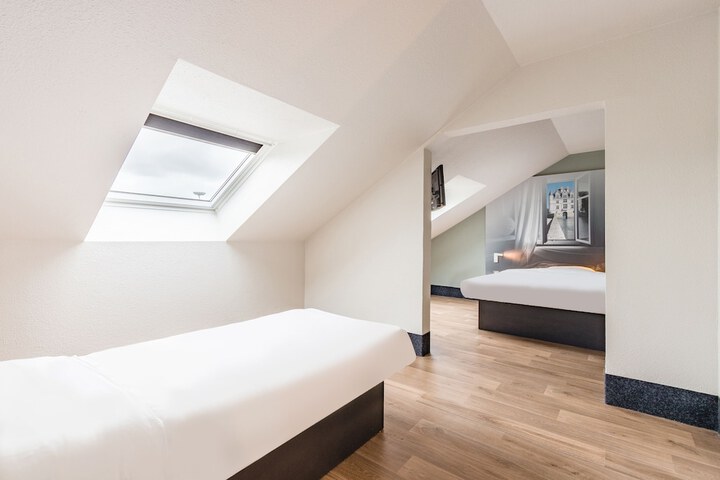 Room 10 of 43