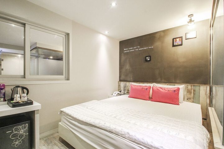 Room 6 of 33
