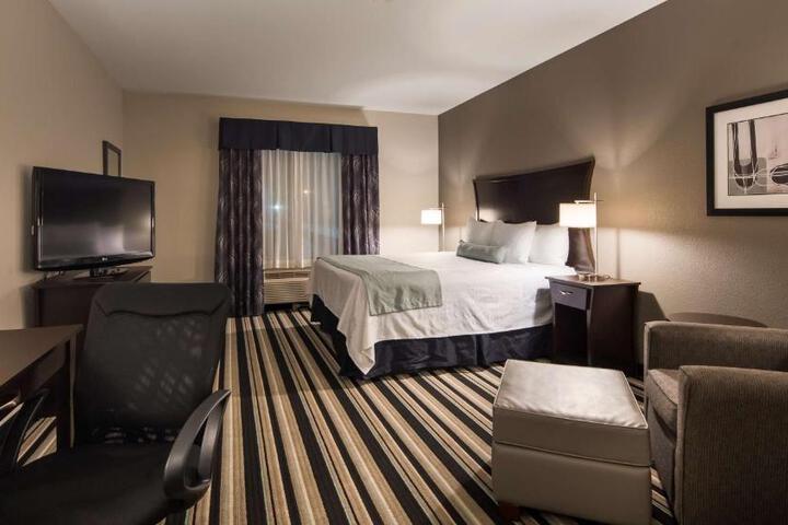 1 King Bed Microwave and Refrigerator Full Breakfast (3 of 10)