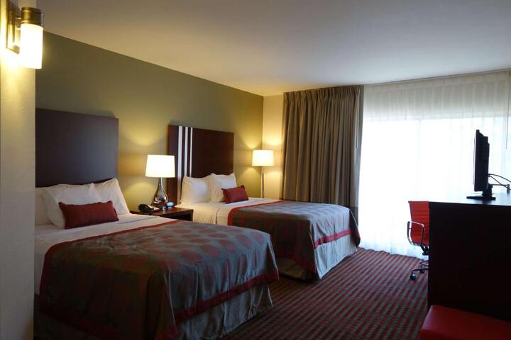 Deluxe Queen Bed Accessible (5 of 6)
