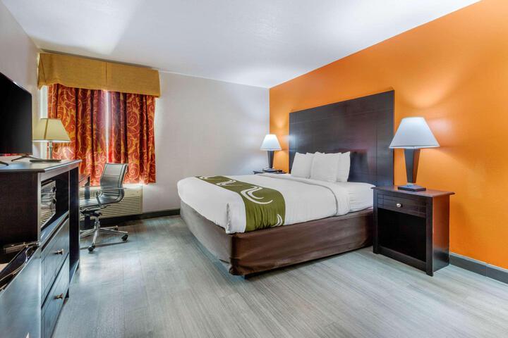 1 King Bed (3 of 8)