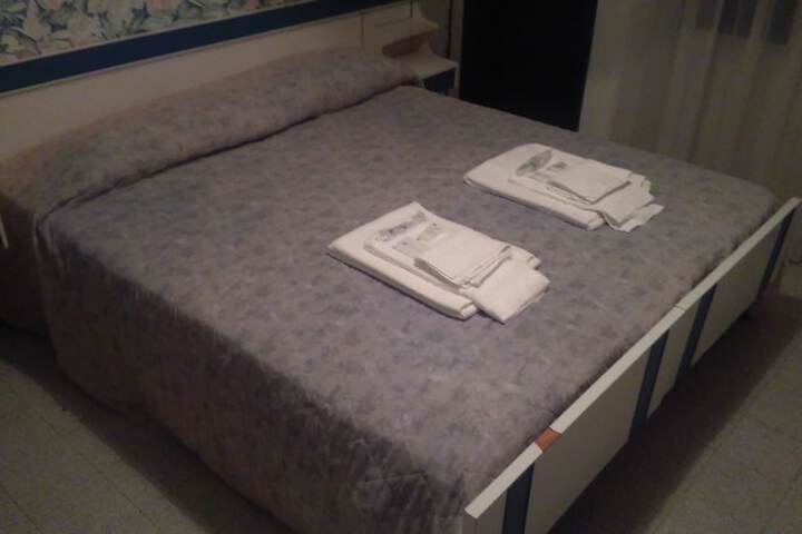 Room 12 of 28