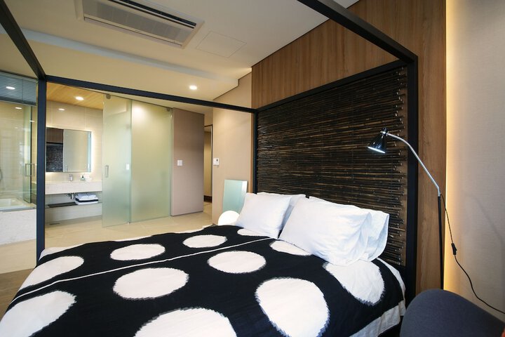 Room 18 of 253