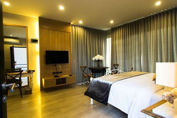 Room 10 of 33