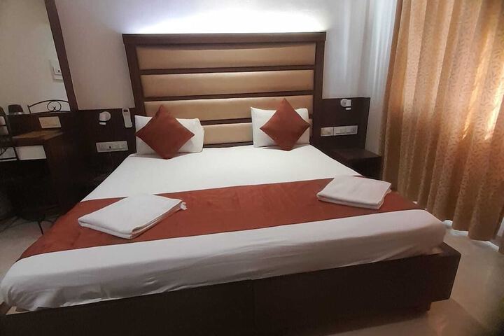 Room 8 of 12