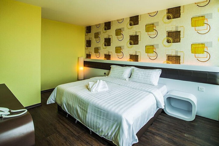 Room 11 of 28