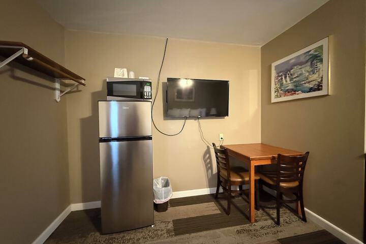 Room 3 of 28