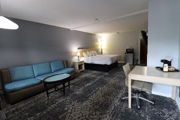 1 King Bed Upper Floor (9 of 10)