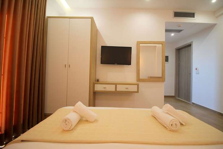 Room 10 of 34