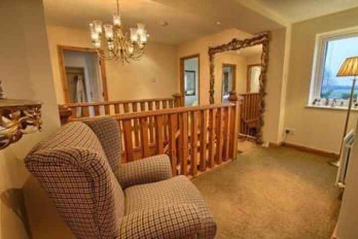 Lounge 8 of 27