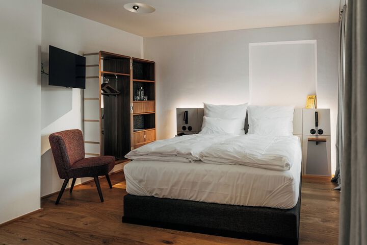 Room 14 of 83