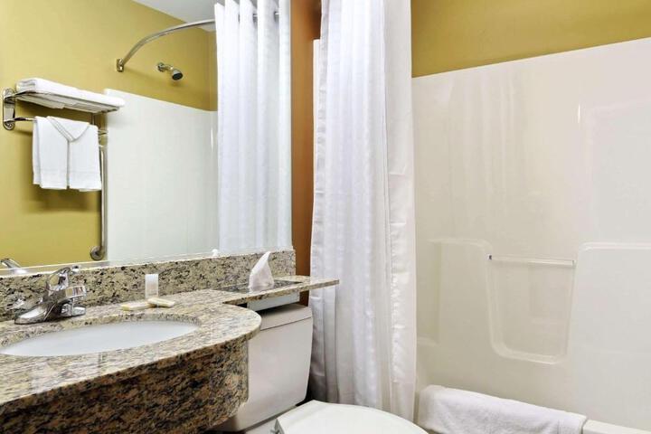2 Queen Beds Mobility Accessible Bathtub with Grab Bars (2 of 25)
