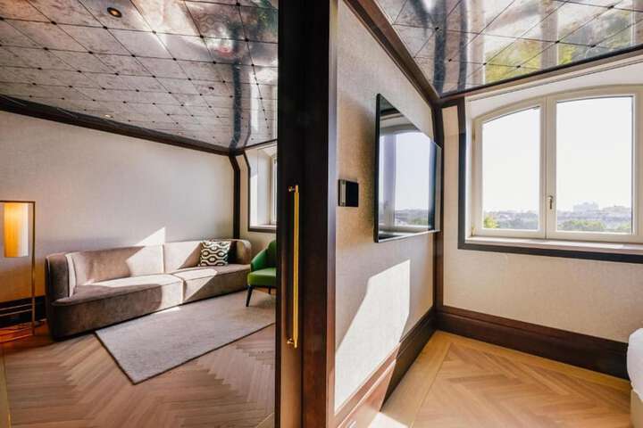 Room 9 of 80