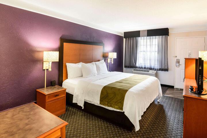 1 King Bed (7 of 8)