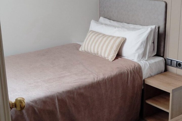 Room 6 of 16