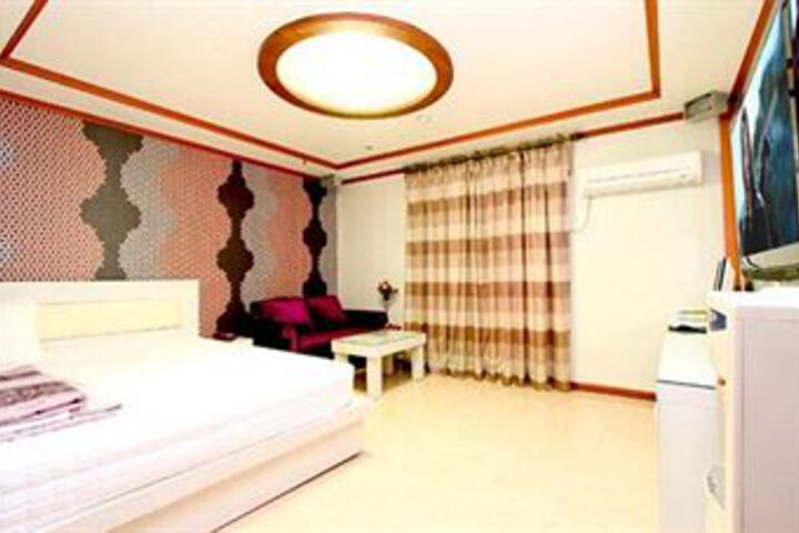 Room 7 of 8