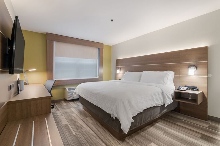 1 King Bed (1 of 10)