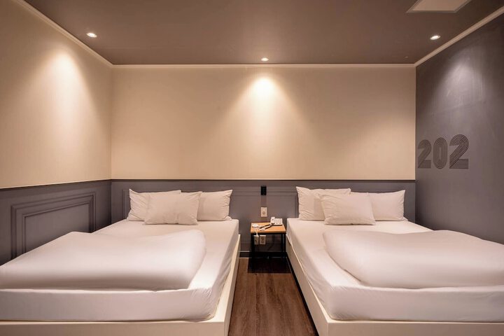 Room 9 of 19