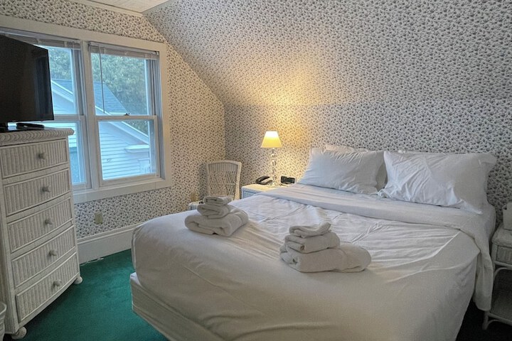 1 Queen Bed (5 of 13)
