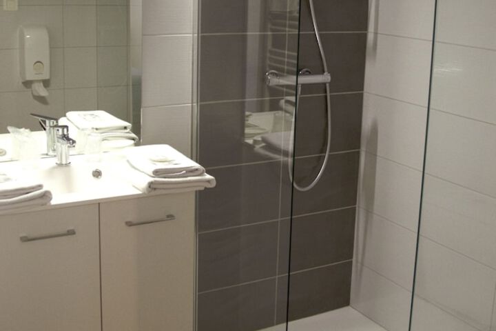Room 15 of 28