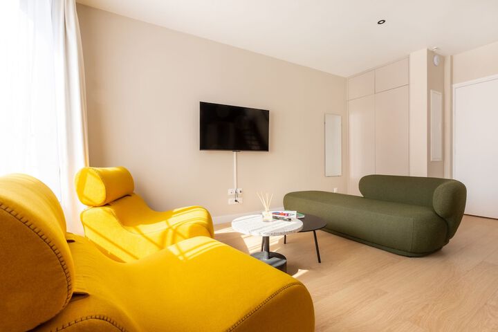 Lounge 74 of 80