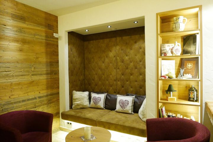 Lounge 35 of 46