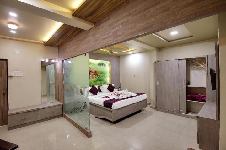Daksh Hotel & Restaurant