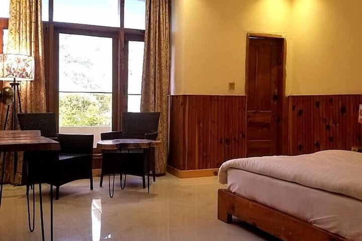 Room 4 of 9
