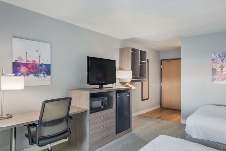2 Queen Beds High Speed Internet Accessible Microwave and Refrigerator Chair with Ottoman Desk Full Breakfast (2 of 18)