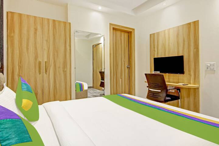 Room 11 of 28