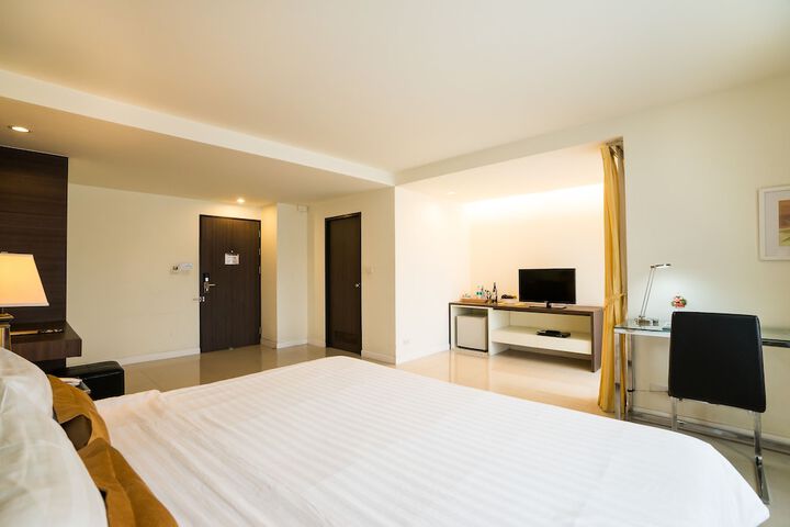 Room 12 of 80