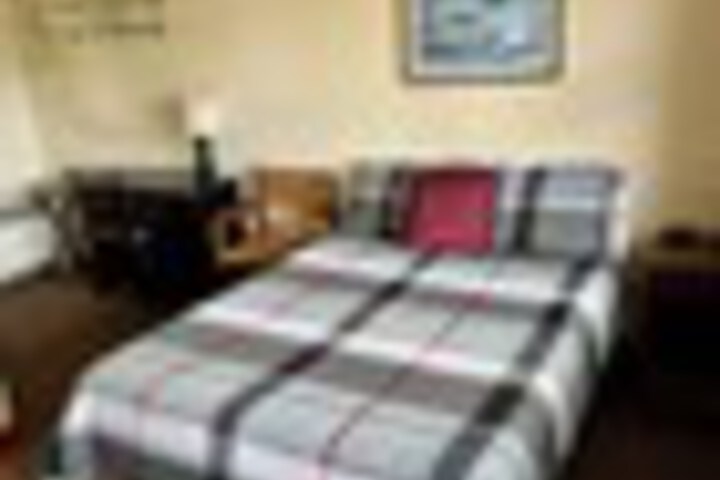 Room 8 of 102