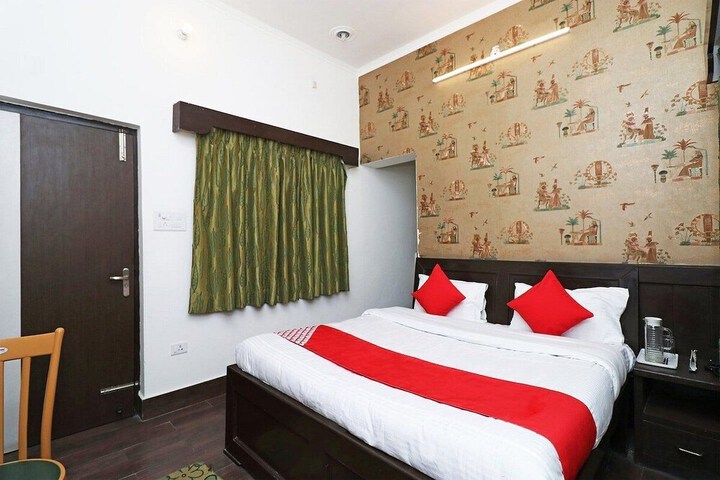 Room 2 of 8