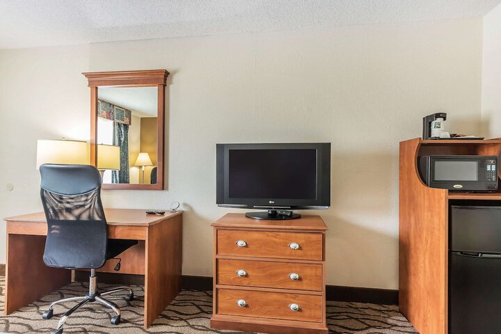 Standard Queen Bed Accessible (2 of 14)
