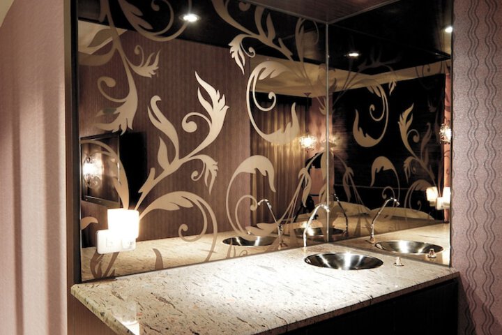 Lounge 32 of 54