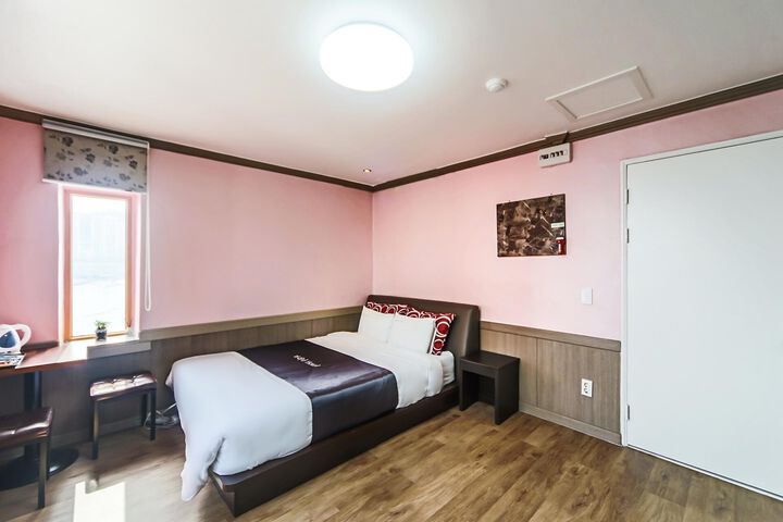 Room 5 of 33