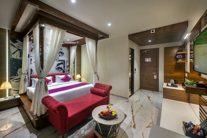 Room 7 of 16