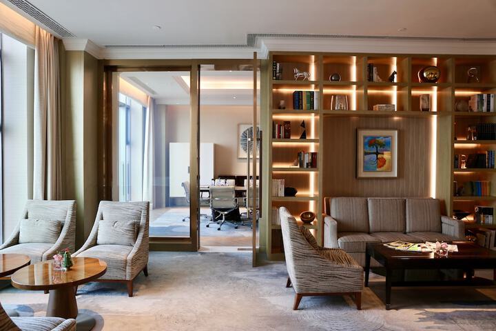 Lounge 82 of 103