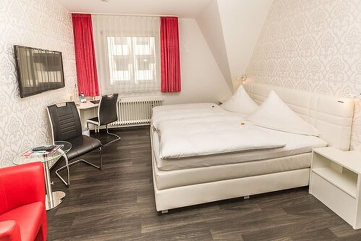 Room 13 of 32