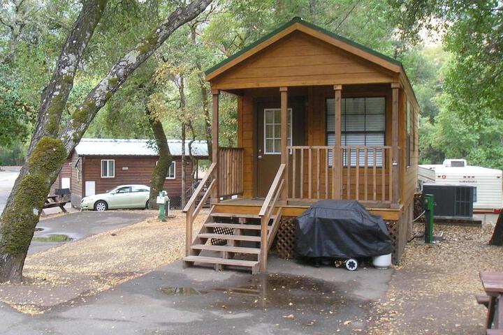 Russian River Camping Resort One-Bedroom Cabin 2 in Cloverdale, CA