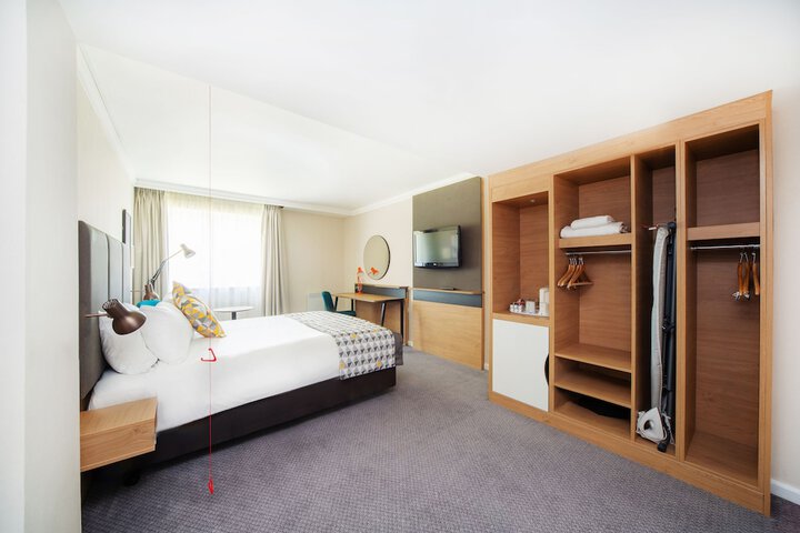Room 4 of 68