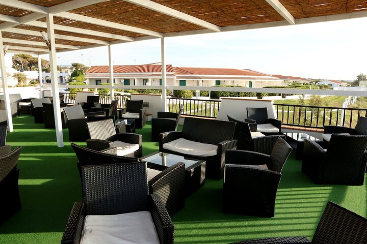Lounge 34 of 64