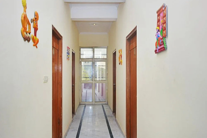 Room 10 of 12