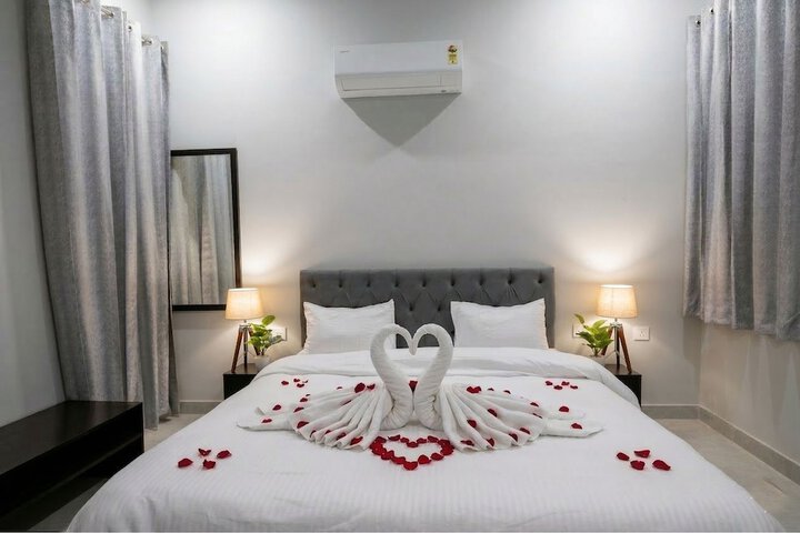 Room 5 of 12