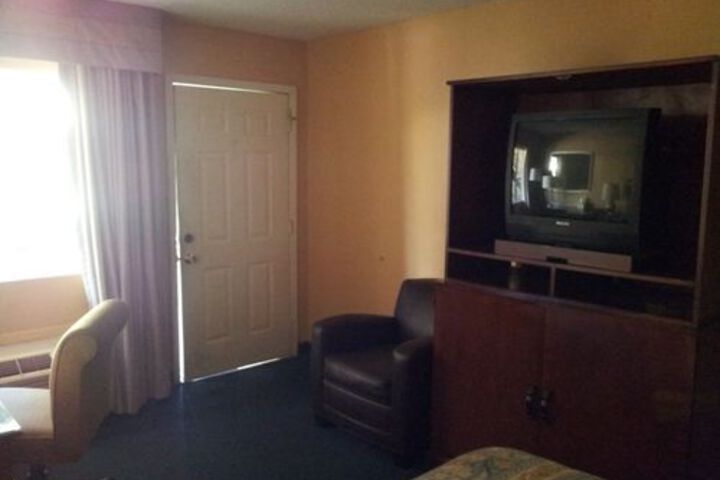 Room 7 of 9